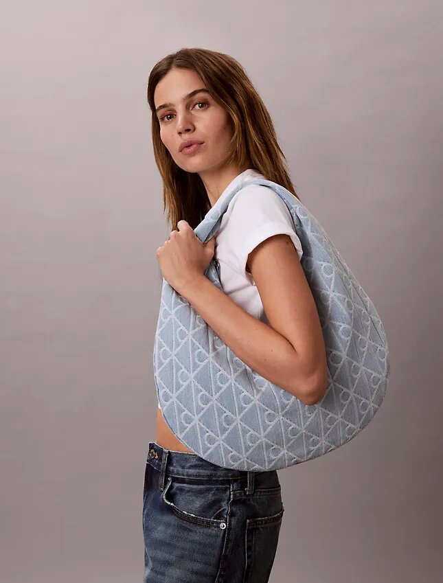Geantă Hobo din denim cu logo emblematic pe toată suprafața Geantă Hobo din denim cu logo emblematic pe toată suprafața