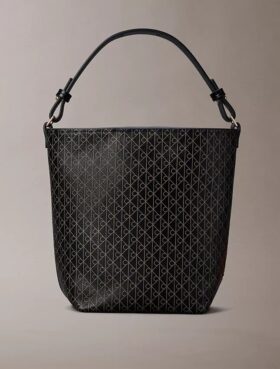 Geantă mică tip sac cu logo emblematic pe toată suprafața și buzunar