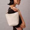 Geantă mică tip sac cu logo emblematic pe toată suprafața și buzunar Geantă mică tip sac cu logo emblematic pe toată suprafața și buzunar