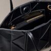 Geantă mini tote țesută, cu curea de umăr