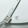 Geantă pentru aparat foto cu clapă și monogramă Geantă pentru aparat foto cu clapă și monogramă