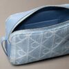 Geantă pentru aparat foto din denim cu logo emblematic pe toată suprafața Geantă pentru aparat foto din denim cu logo emblematic pe toată suprafața