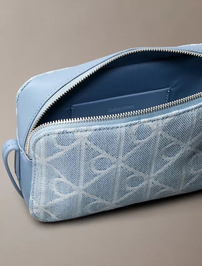 Geantă pentru aparat foto din denim cu logo emblematic pe toată suprafața Geantă pentru aparat foto din denim cu logo emblematic pe toată suprafața