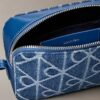 Geantă pentru aparat foto din denim cu logo emblematic pe toată suprafața Geantă pentru aparat foto din denim cu logo emblematic pe toată suprafața