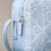 Geantă pentru aparat foto din denim cu logo emblematic pe toată suprafața Geantă pentru aparat foto din denim cu logo emblematic pe toată suprafața