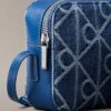 Geantă pentru aparat foto din denim cu logo emblematic pe toată suprafața Geantă pentru aparat foto din denim cu logo emblematic pe toată suprafața