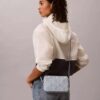 Geantă pentru aparat foto din denim cu logo emblematic pe toată suprafața Geantă pentru aparat foto din denim cu logo emblematic pe toată suprafața