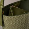 Geantă tip sac cu logo emblematic pe toată suprafața și buzunar Geantă tip sac cu logo emblematic pe toată suprafața și buzunar