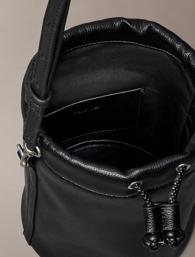Geantă tip sac cu textură granulată Geantă tip sac cu textură granulată