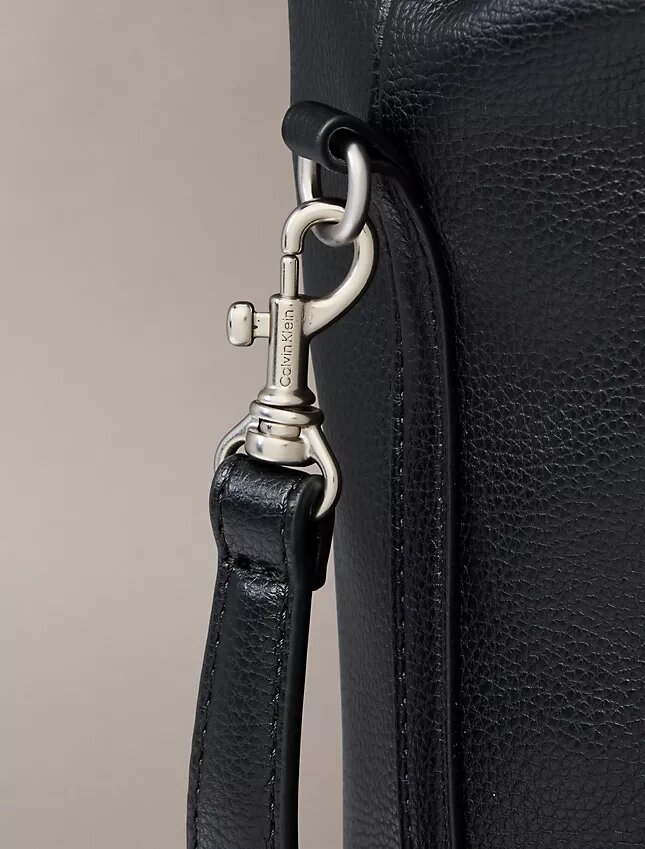 Geantă tip sac cu textură granulată Geantă tip sac cu textură granulată