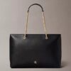 Geantă tote cu curea din lanț și accesorii metalice Geantă tote cu curea din lanț și accesorii metalice