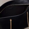 Geantă tote cu curea din lanț și accesorii metalice Geantă tote cu curea din lanț și accesorii metalice