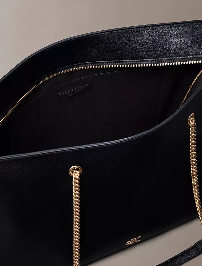Geantă tote cu curea din lanț și accesorii metalice Geantă tote cu curea din lanț și accesorii metalice