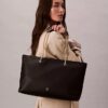 Geantă tote cu curea din lanț și accesorii metalice Geantă tote cu curea din lanț și accesorii metalice