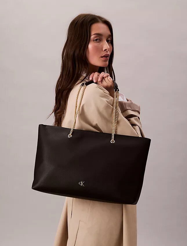 Geantă tote cu curea din lanț și accesorii metalice Geantă tote cu curea din lanț și accesorii metalice