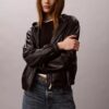 Jachetă cu glugă din piele sintetică Jachetă cu glugă din piele sintetică