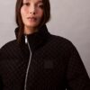 Jachetă matlasată cu monogramă pe toată suprafața Jachetă matlasată cu monogramă pe toată suprafața