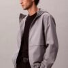 Jachetă windbreaker cu logo pe toată suprafața Jachetă windbreaker cu logo pe toată suprafața