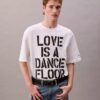 Marc Hundley Pride Love este un tricou relaxat de dans Marc Hundley Pride Love este un tricou relaxat de dans