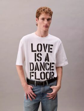 Marc Hundley Pride Love este un tricou relaxat de dans