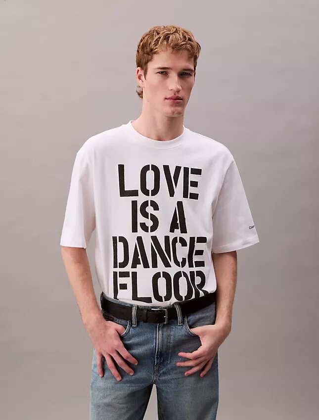 Marc Hundley Pride Love este un tricou relaxat de dans Marc Hundley Pride Love este un tricou relaxat de dans