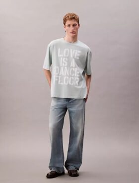 Marc Hundley Pride Love este un tricou relaxat de dans