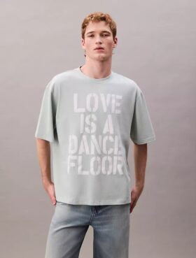 Marc Hundley Pride Love este un tricou relaxat de dans