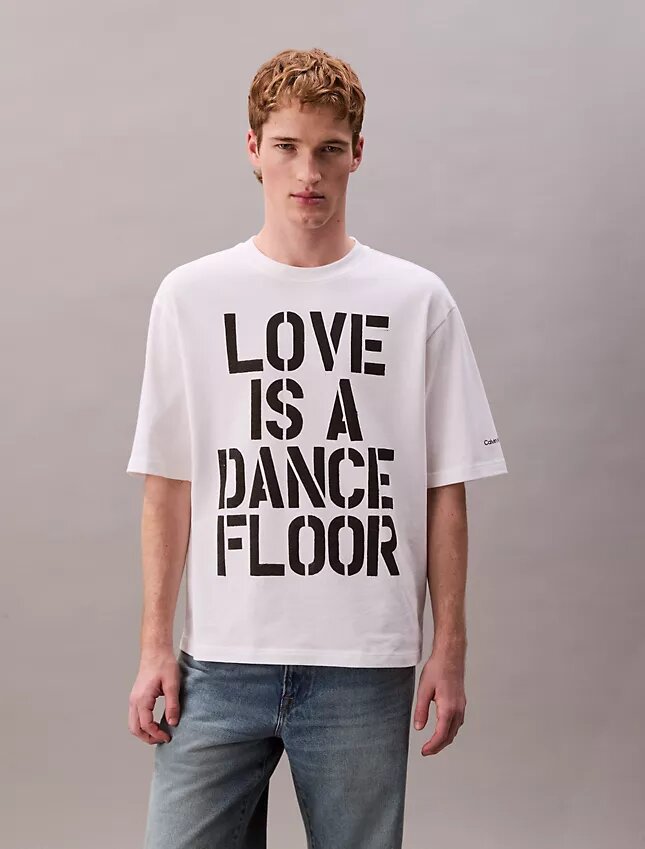 Marc Hundley Pride Love este un tricou relaxat de dans Marc Hundley Pride Love este un tricou relaxat de dans