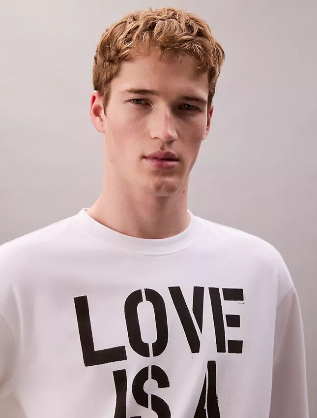 Marc Hundley Pride Love este un tricou relaxat de dans Marc Hundley Pride Love este un tricou relaxat de dans