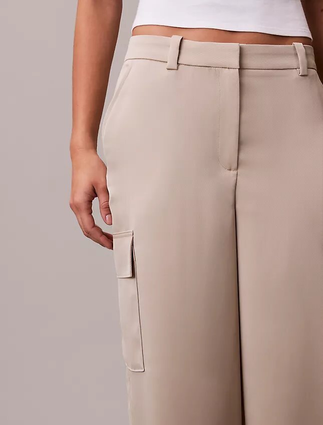 Pantaloni cargo relaxați din saten twill Pantaloni cargo relaxați din saten twill