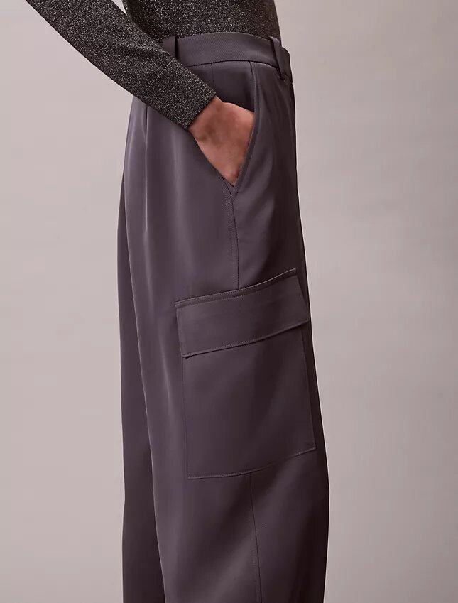 Pantaloni cargo relaxați din saten twill Pantaloni cargo relaxați din saten twill