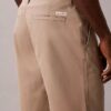 Pantaloni chino croiți, relaxați, în stilul anilor ’90