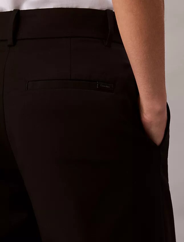 Pantaloni chino din bumbac elastic cu croi larg Pantaloni chino din bumbac elastic cu croi larg