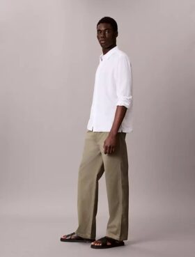 Pantaloni chino largi în stilul anilor ’90