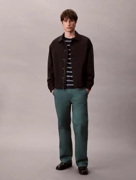 Pantaloni chino largi în stilul anilor ’90