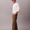 Pantaloni chino largi în stilul anilor ’90