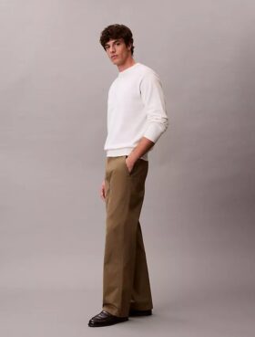 Pantaloni chino largi în stilul anilor ’90