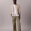 Pantaloni chino largi în stilul anilor ’90