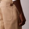 Pantaloni chino largi în stilul anilor ’90