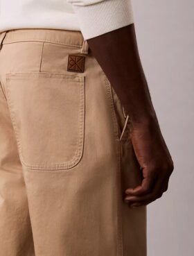 Pantaloni chino largi în stilul anilor ’90