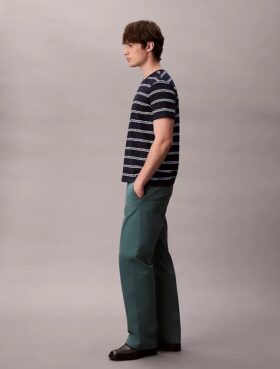 Pantaloni chino largi în stilul anilor ’90