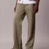 Pantaloni chino largi în stilul anilor ’90