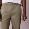Pantaloni chino largi în stilul anilor ’90