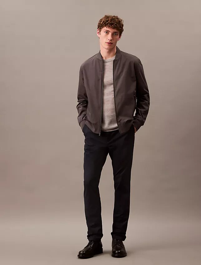 Pantaloni chino moderni din material elastic Pantaloni chino moderni din material elastic