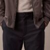Pantaloni chino moderni din material elastic Pantaloni chino moderni din material elastic