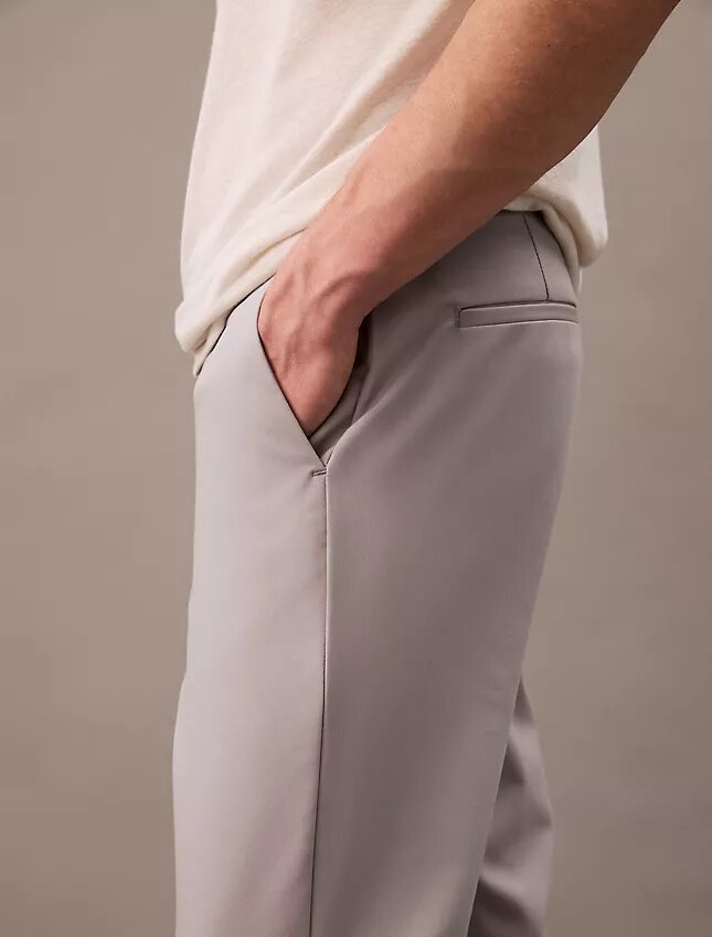 Pantaloni chino moderni din material elastic Pantaloni chino moderni din material elastic