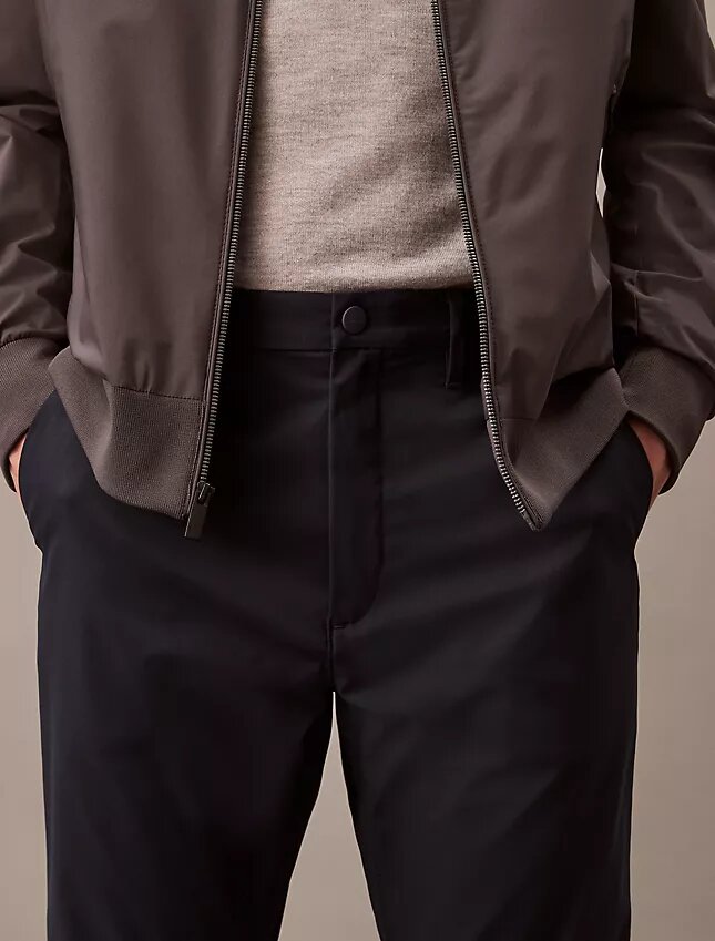 Pantaloni chino moderni din material elastic Pantaloni chino moderni din material elastic