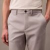 Pantaloni chino moderni din material elastic Pantaloni chino moderni din material elastic