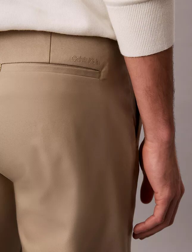 Pantaloni chino moderni din material elastic Pantaloni chino moderni din material elastic