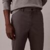 Pantaloni chino slim din satin de bumbac Pantaloni chino slim din satin de bumbac